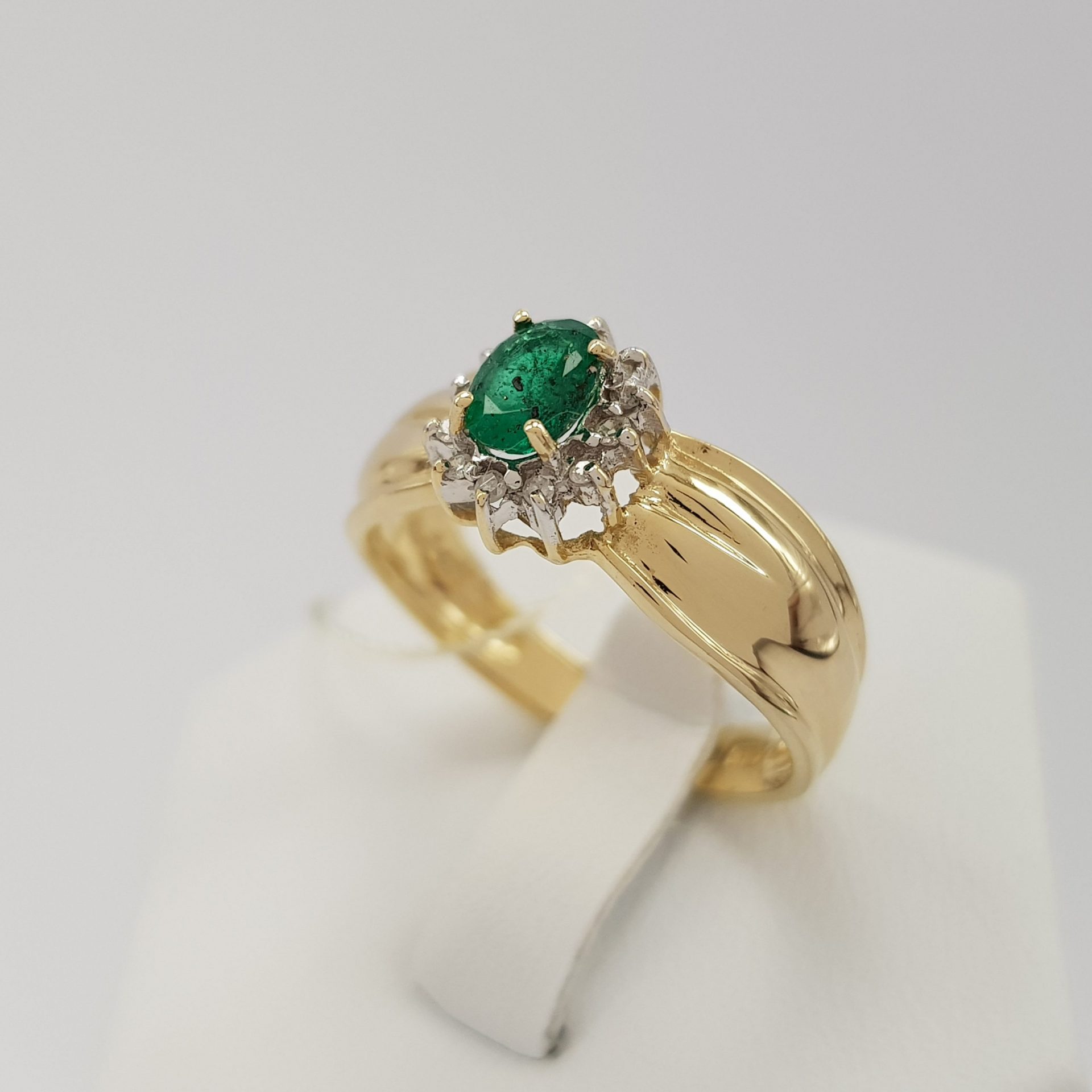 Niepowtarzalny pierścionek w stylu retro z owalnym, zielonym szmaragdem i 12 diamentami
