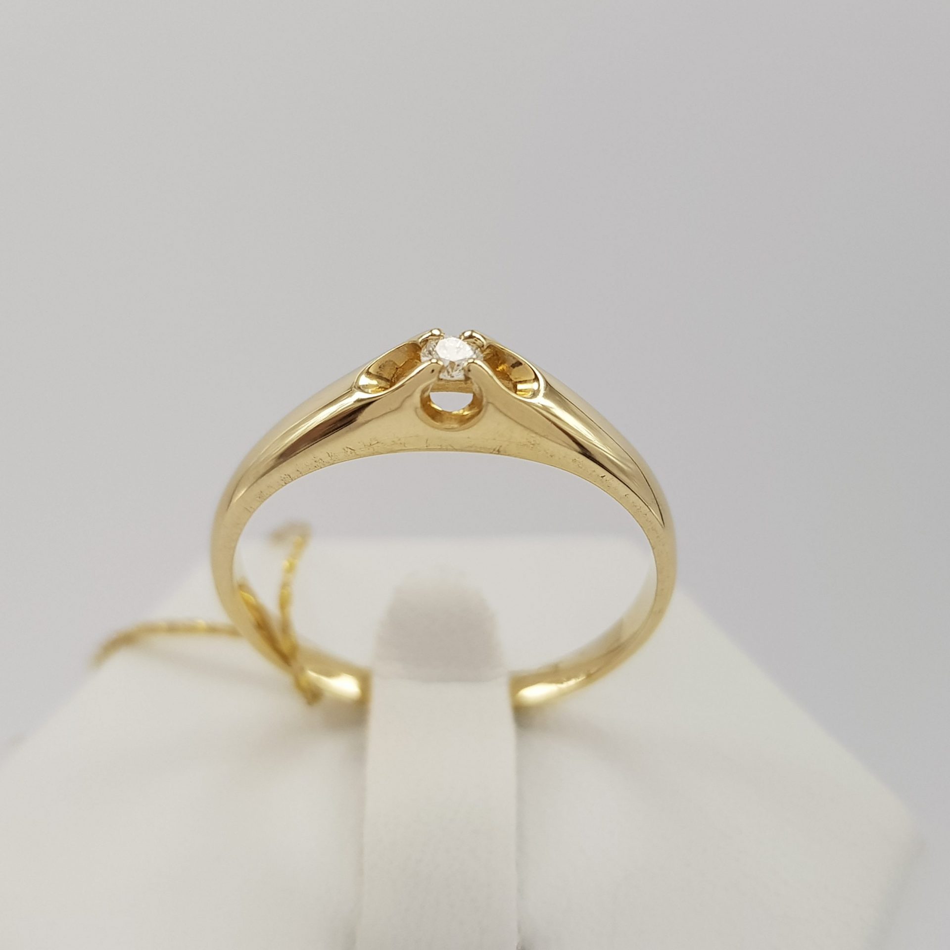 Niezwykły pierścionek złoty z brylantem  0,04 ct