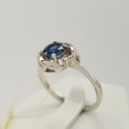 Nowoczesny pierścionek zaręczynowy z modnym szafirem i białymi diamentami