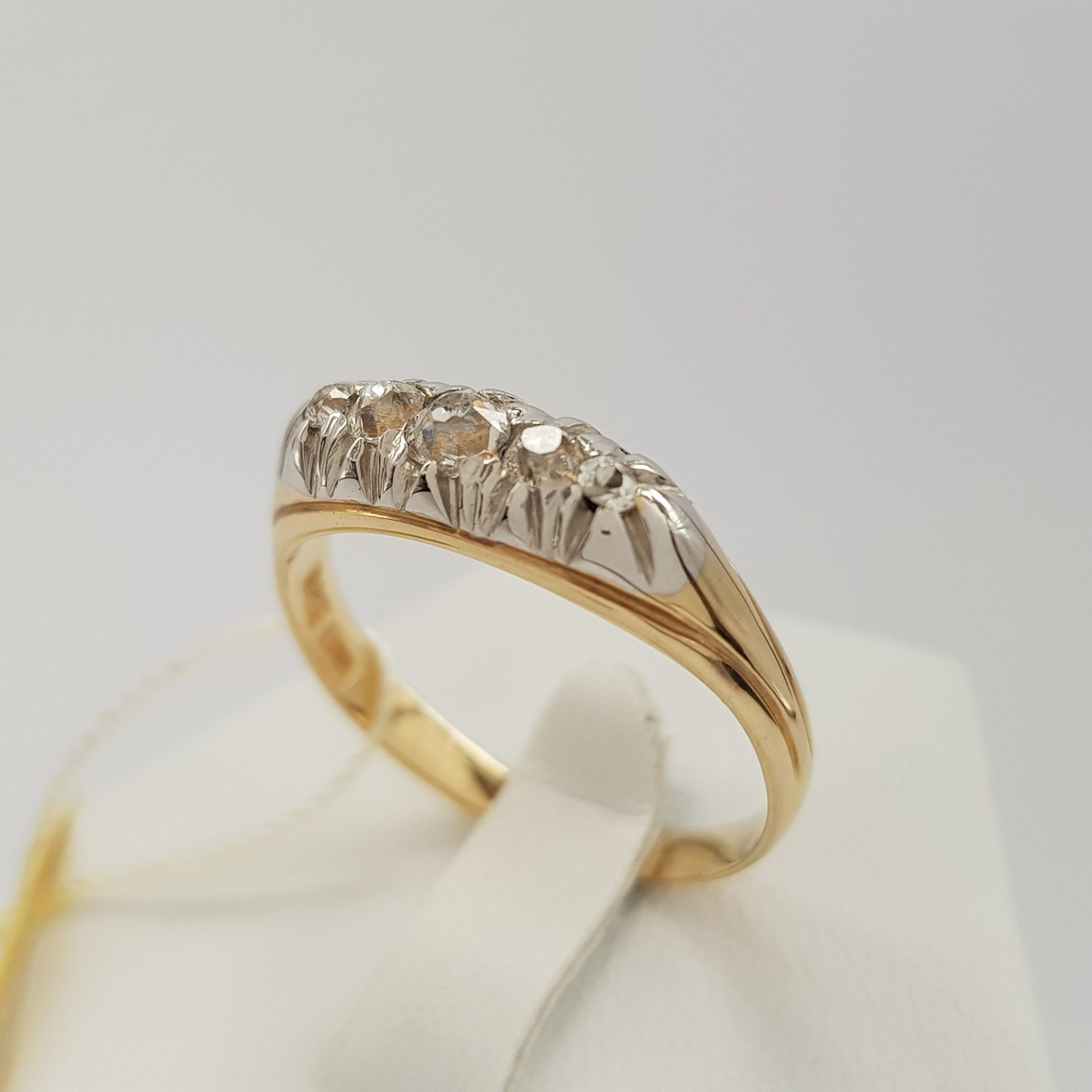 Wyjątkowy pierścionek złoty z 5 diamentami o łącznej masie 0,35 ct
