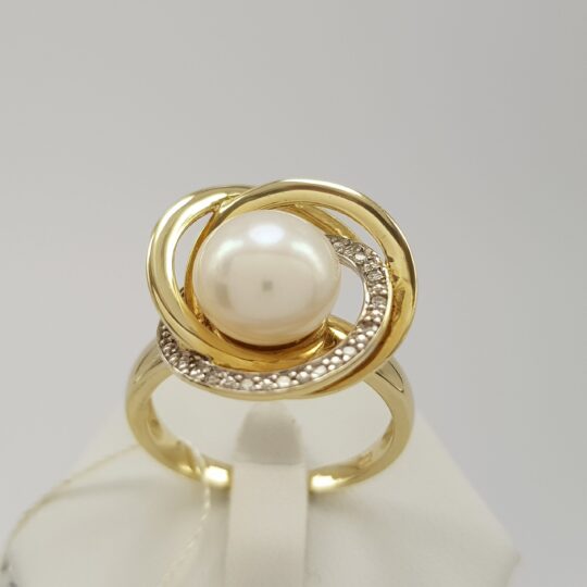 Elegancki pierścionek złoty z perłą i brylantami