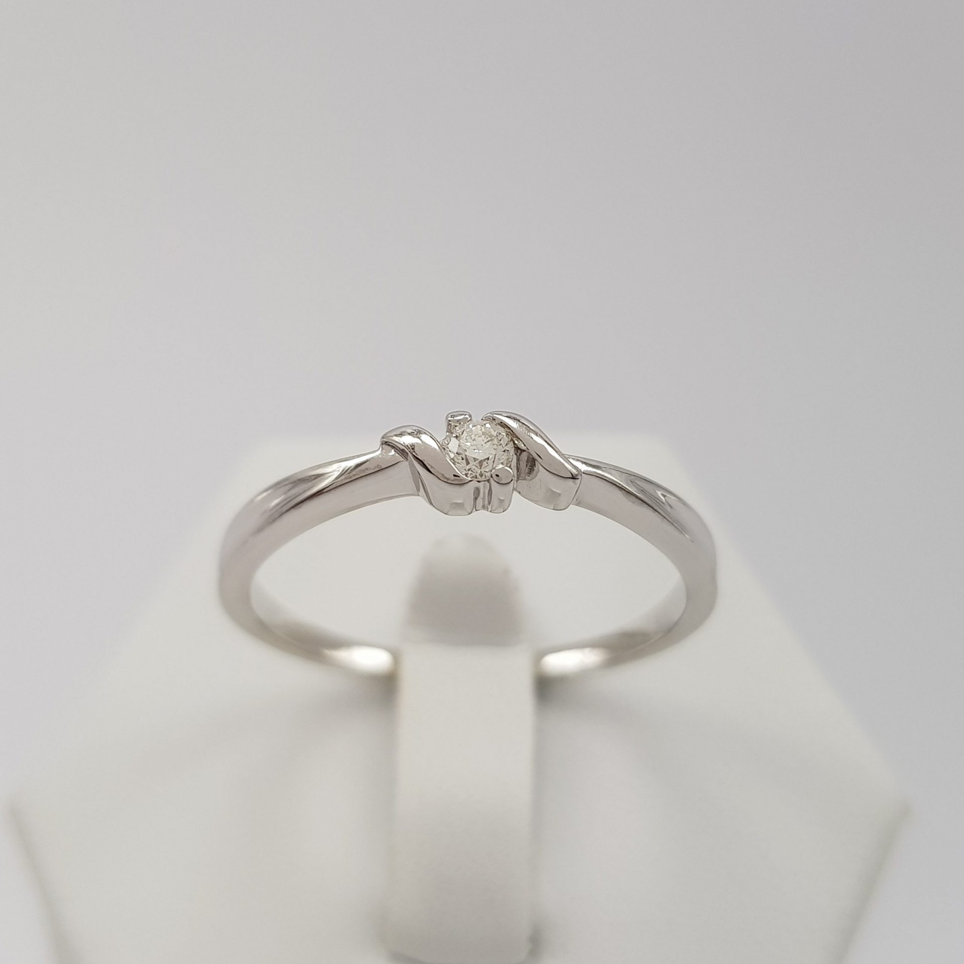 Niezwykły pierścionek zaręczynowy z białego złota z brylantem 0,06ct