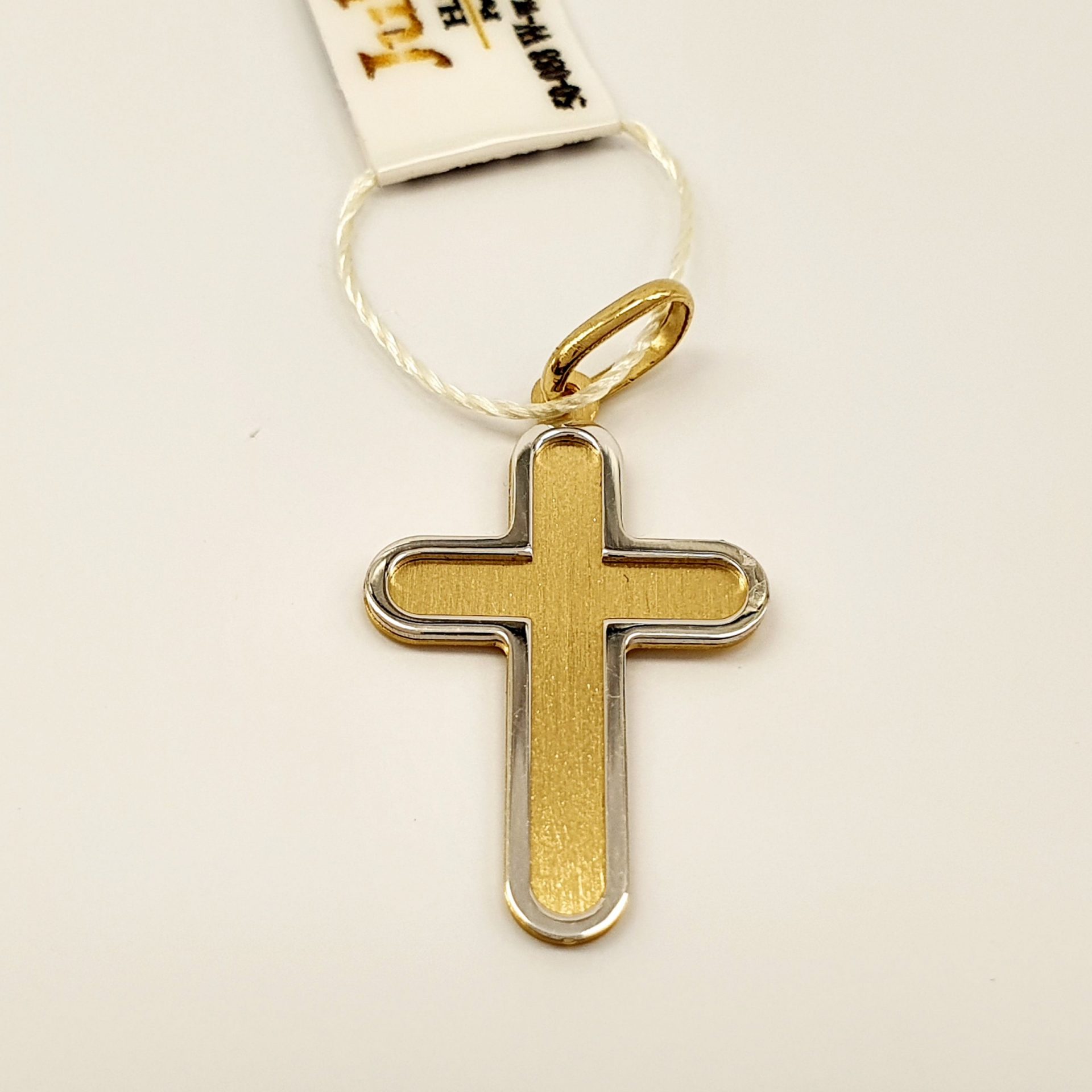 Krzyżyk wykonany z żółtego i białego złota