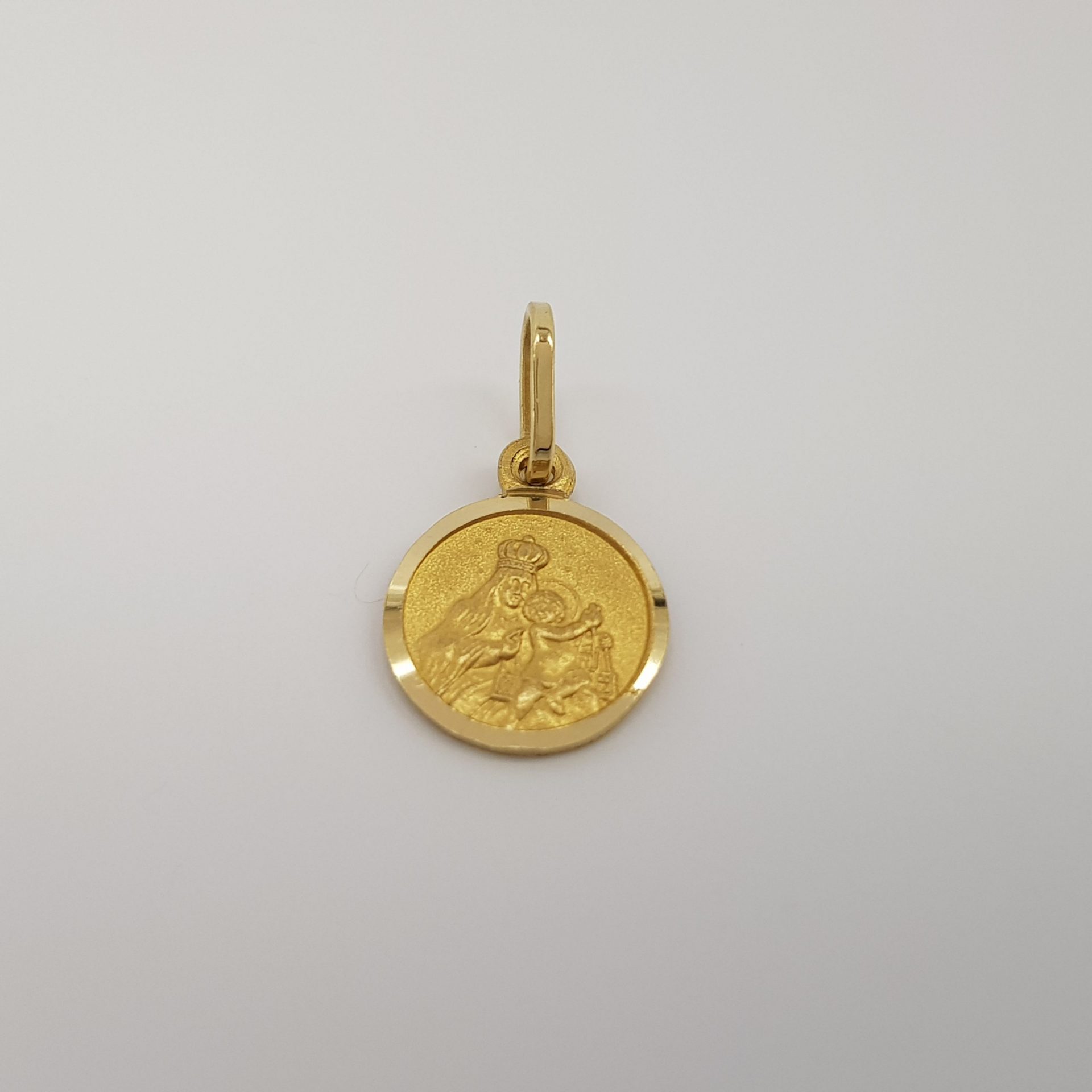 Delikatny medalik złoty z wizerunkiem Matki Boskiej