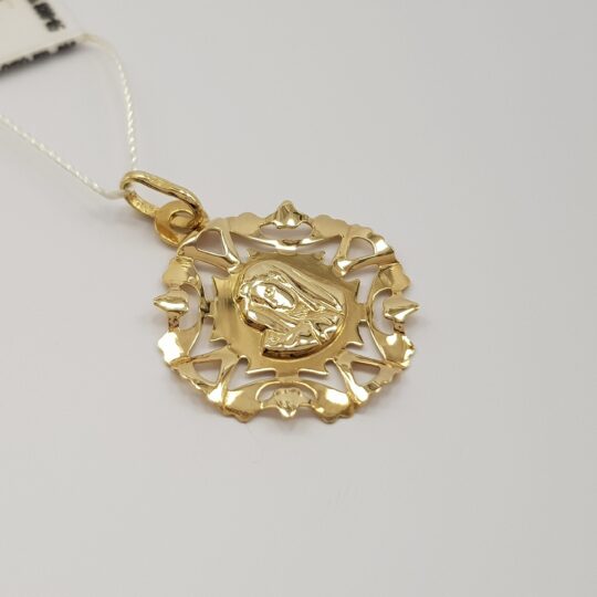 Ażurowy, zdobiony grawerem, błyszczący medalik złoty