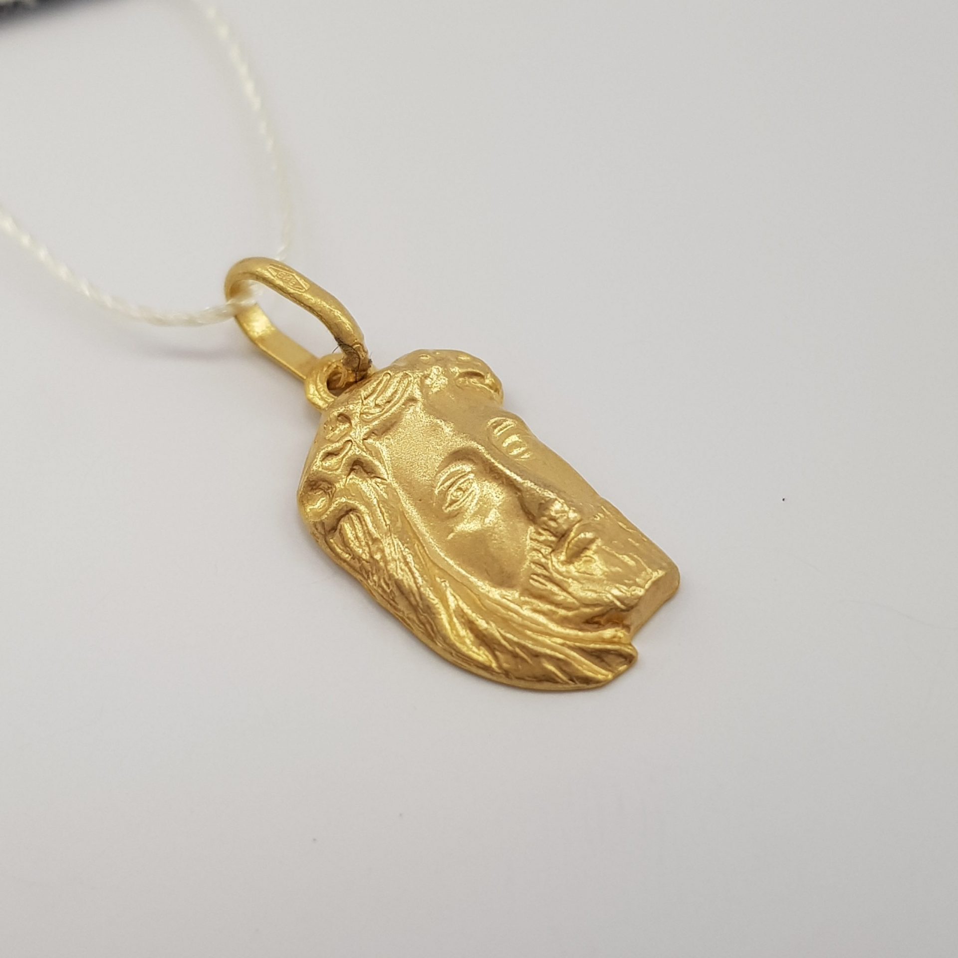 Medalik złoty - głowa Chrystusa w żółtym złocie