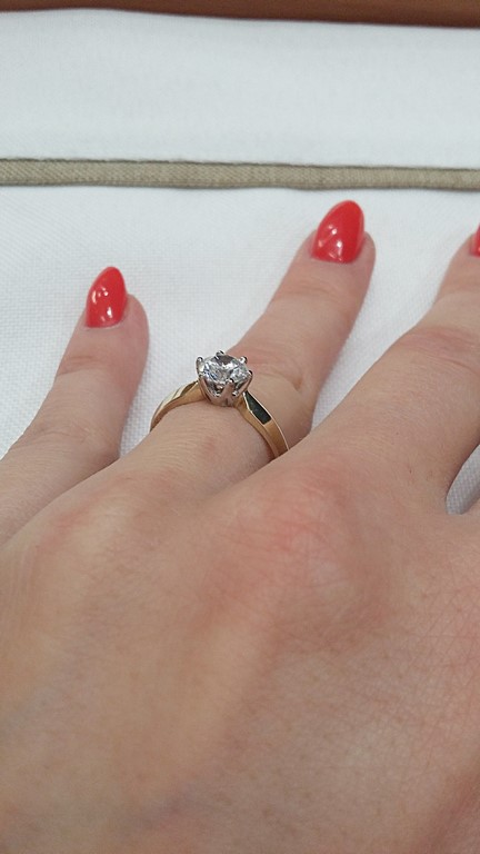 Idealny pierścionek zaręczynowy z dużą cyrkonią